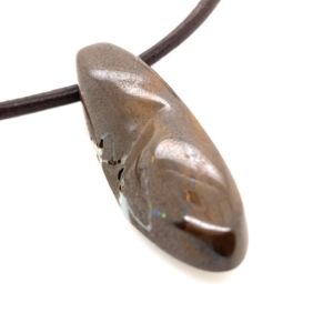 Boulder-opal-on-leather-chic-reverse